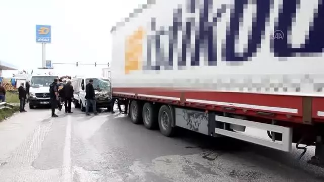 Serik'te tırla çarpışan kamyonetin sürücüsü yaralandı Serik'te tırla çarpışan kamyonetin sürücüsü yaralandı