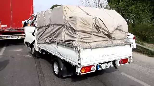 Serik'te tırla çarpışan kamyonetin sürücüsü yaralandı Serik'te tırla çarpışan kamyonetin sürücüsü yaralandı