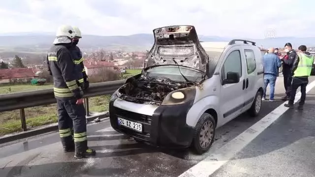 Seyir halindeyken yanan araçta maddi hasar oluştu Seyir halindeyken yanan araçta maddi hasar oluştu