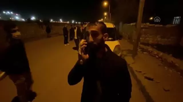 Son dakika haber | Siirtli gençler, 'kavga çıktı' ihbarıyla mahalleye gelen polislere sürpriz yıl dönümü kutlaması yaptı Son dakika haber | Siirtli gençler, 'kavga çıktı' ihbarıyla mahalleye gelen polislere sürpriz yıl dönümü kutlaması yaptı