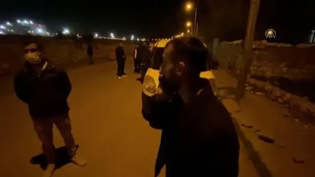 Son dakika haber | Siirtli gençler, 'kavga çıktı' ihbarıyla mahalleye gelen polislere sürpriz yıl dönümü kutlaması yaptı Son dakika haber | Siirtli gençler, 'kavga çıktı' ihbarıyla mahalleye gelen polislere sürpriz yıl dönümü kutlaması yaptı