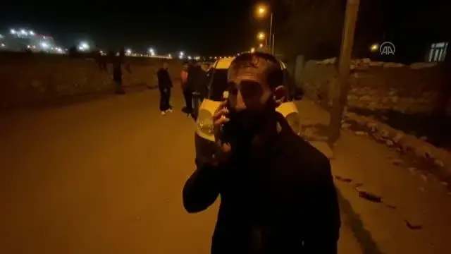 Son dakika haber | Siirtli gençler, 'kavga çıktı' ihbarıyla mahalleye gelen polislere sürpriz yıl dönümü kutlaması yaptı Son dakika haber | Siirtli gençler, 'kavga çıktı' ihbarıyla mahalleye gelen polislere sürpriz yıl dönümü kutlaması yaptı