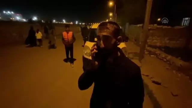 Son dakika haber | Siirtli gençler, 'kavga çıktı' ihbarıyla mahalleye gelen polislere sürpriz yıl dönümü kutlaması yaptı Son dakika haber | Siirtli gençler, 'kavga çıktı' ihbarıyla mahalleye gelen polislere sürpriz yıl dönümü kutlaması yaptı