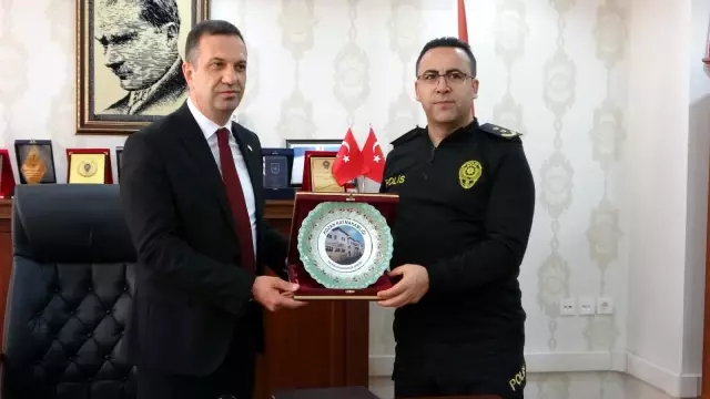 Adana'da silah kaçakçılığını ortaya çıkaran polisler ödüllendirildi Adana'da silah kaçakçılığını ortaya çıkaran polisler ödüllendirildi
