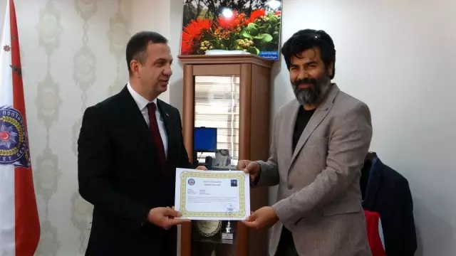 Adana'da silah kaçakçılığını ortaya çıkaran polisler ödüllendirildi Adana'da silah kaçakçılığını ortaya çıkaran polisler ödüllendirildi