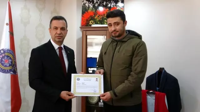 Adana'da silah kaçakçılığını ortaya çıkaran polisler ödüllendirildi Adana'da silah kaçakçılığını ortaya çıkaran polisler ödüllendirildi