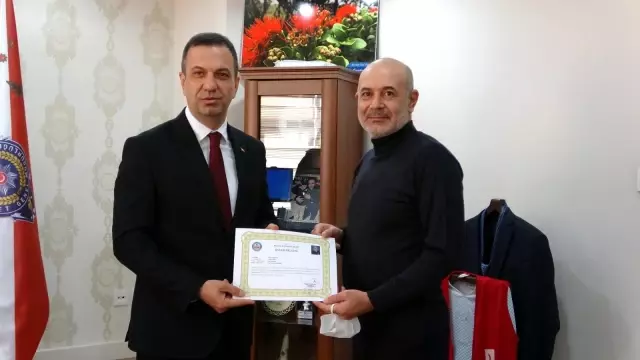 Adana'da silah kaçakçılığını ortaya çıkaran polisler ödüllendirildi Adana'da silah kaçakçılığını ortaya çıkaran polisler ödüllendirildi