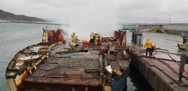 Son dakika... ŞİLE'DE LİMANDA SÖKÜM İŞLEMİ YAPILAN TEKNEDE YANGIN ÇIKTI Son dakika... ŞİLE'DE LİMANDA SÖKÜM İŞLEMİ YAPILAN TEKNEDE YANGIN ÇIKTI