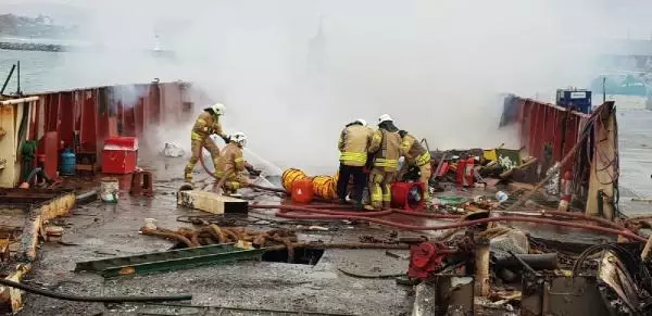 Son dakika... ŞİLE'DE LİMANDA SÖKÜM İŞLEMİ YAPILAN TEKNEDE YANGIN ÇIKTI Son dakika... ŞİLE'DE LİMANDA SÖKÜM İŞLEMİ YAPILAN TEKNEDE YANGIN ÇIKTI