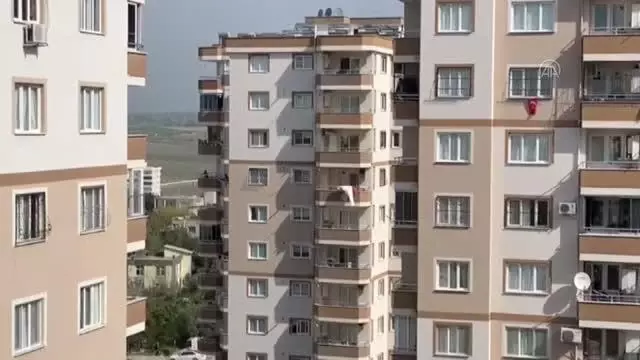 Sinir krizi geçirdiği belirtilen kişi evdeki bazı eşyaları 9'uncu kattan sokağa attı Sinir krizi geçirdiği belirtilen kişi evdeki bazı eşyaları 9'uncu kattan sokağa attı