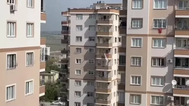 Sinir krizi geçirdiği belirtilen kişi evdeki bazı eşyaları 9'uncu kattan sokağa attı Sinir krizi geçirdiği belirtilen kişi evdeki bazı eşyaları 9'uncu kattan sokağa attı