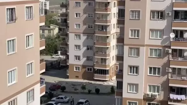 Sinir krizi geçirdiği belirtilen kişi evdeki bazı eşyaları 9'uncu kattan sokağa attı Sinir krizi geçirdiği belirtilen kişi evdeki bazı eşyaları 9'uncu kattan sokağa attı