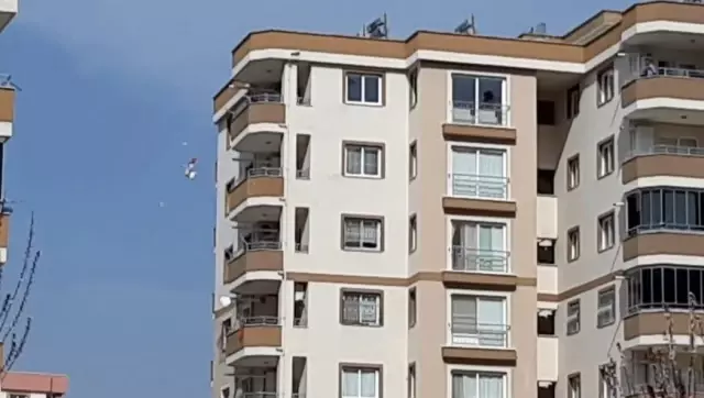 Sinir krizi geçiren adam ev eşyalarını 8'inci kattan aşağı attı Sinir krizi geçiren adam ev eşyalarını 8'inci kattan aşağı attı