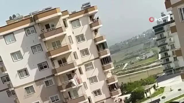 Sinir krizi geçiren adam ev eşyalarını 8'inci kattan aşağı attı Sinir krizi geçiren adam ev eşyalarını 8'inci kattan aşağı attı
