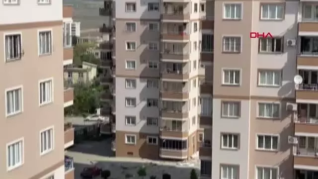 SİNİR KRİZİ GEÇİRİP EVDEKİ EŞYALARI BALKONDAN AŞAĞI ATTI SİNİR KRİZİ GEÇİRİP EVDEKİ EŞYALARI BALKONDAN AŞAĞI ATTI