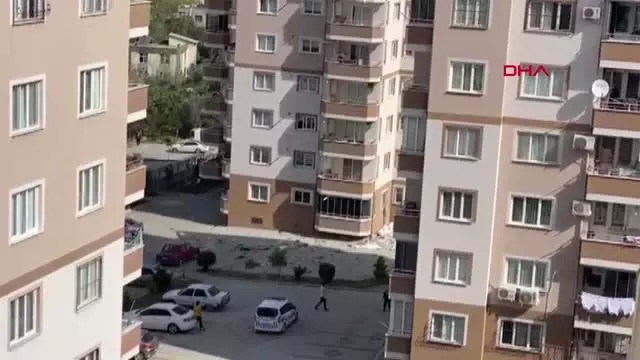 SİNİR KRİZİ GEÇİRİP EVDEKİ EŞYALARI BALKONDAN AŞAĞI ATTI SİNİR KRİZİ GEÇİRİP EVDEKİ EŞYALARI BALKONDAN AŞAĞI ATTI