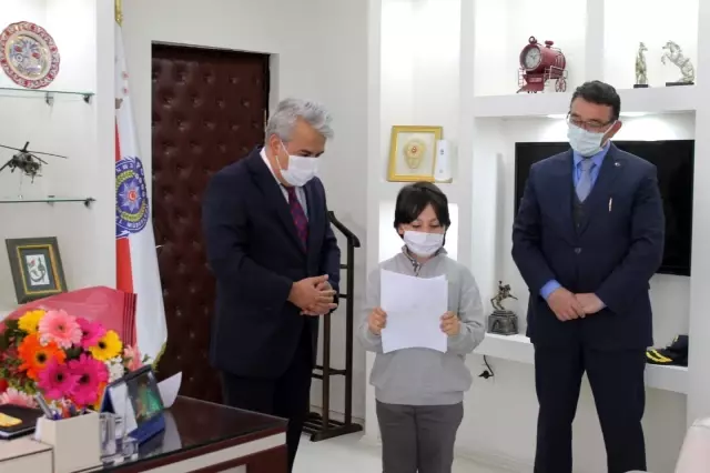 Sinop'ta öğrencilerden polislere anlamlı kutlama Sinop'ta öğrencilerden polislere anlamlı kutlama