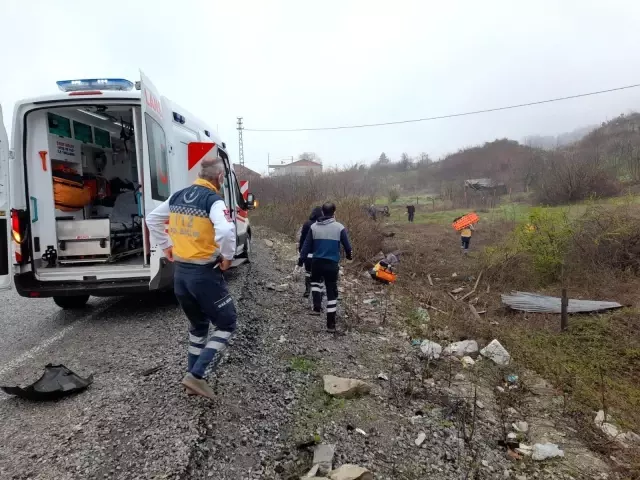 Sinop'ta otomobil tarlaya uçtu: 1'i ağır 2 yaralı Sinop'ta otomobil tarlaya uçtu: 1'i ağır 2 yaralı