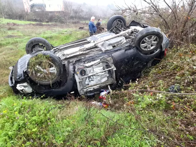 Sinop'ta otomobil tarlaya uçtu: 1'i ağır 2 yaralı Sinop'ta otomobil tarlaya uçtu: 1'i ağır 2 yaralı