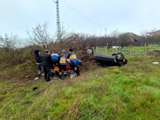 Sinop'ta otomobil tarlaya uçtu: 1'i ağır 2 yaralı Sinop'ta otomobil tarlaya uçtu: 1'i ağır 2 yaralı