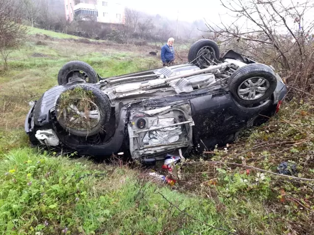 Sinop'ta otomobil tarlaya uçtu: 1'i ağır 2 yaralı Sinop'ta otomobil tarlaya uçtu: 1'i ağır 2 yaralı