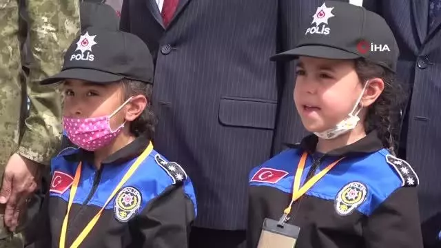 Son dakika haberleri... Şırnak'ta 176 şehit polis için 176 fidan toprakla buluştu Son dakika haberleri... Şırnak'ta 176 şehit polis için 176 fidan toprakla buluştu