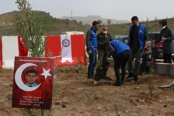 ŞIRNAK'TA ŞEHİT 136 POLİSİN ANISINA FİDAN DİKİLDİ ŞIRNAK'TA ŞEHİT 136 POLİSİN ANISINA FİDAN DİKİLDİ