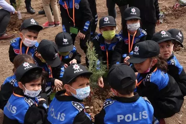 ŞIRNAK'TA ŞEHİT 136 POLİSİN ANISINA FİDAN DİKİLDİ ŞIRNAK'TA ŞEHİT 136 POLİSİN ANISINA FİDAN DİKİLDİ