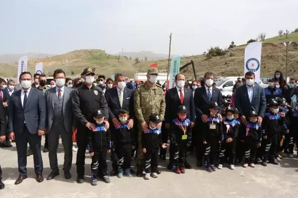 ŞIRNAK'TA ŞEHİT 136 POLİSİN ANISINA FİDAN DİKİLDİ ŞIRNAK'TA ŞEHİT 136 POLİSİN ANISINA FİDAN DİKİLDİ