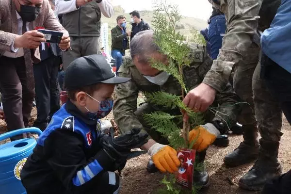 ŞIRNAK'TA ŞEHİT 136 POLİSİN ANISINA FİDAN DİKİLDİ ŞIRNAK'TA ŞEHİT 136 POLİSİN ANISINA FİDAN DİKİLDİ