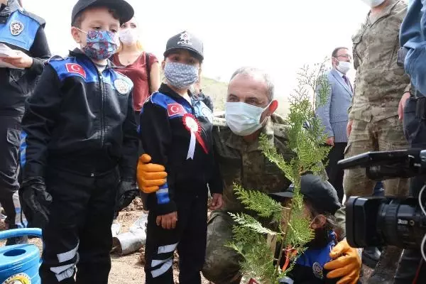 ŞIRNAK'TA ŞEHİT 136 POLİSİN ANISINA FİDAN DİKİLDİ ŞIRNAK'TA ŞEHİT 136 POLİSİN ANISINA FİDAN DİKİLDİ