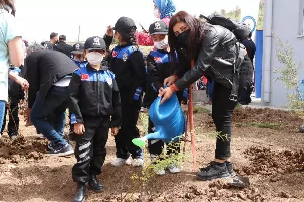 ŞIRNAK'TA ŞEHİT 136 POLİSİN ANISINA FİDAN DİKİLDİ ŞIRNAK'TA ŞEHİT 136 POLİSİN ANISINA FİDAN DİKİLDİ