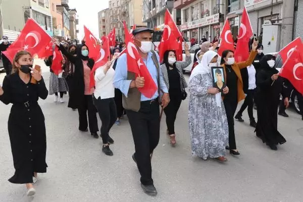 ŞIRNAKLI AİLELERİN HDP ÖNÜNDEKİ EYLEMİNDE 30'UNCU HAFTA ŞIRNAKLI AİLELERİN HDP ÖNÜNDEKİ EYLEMİNDE 30'UNCU HAFTA