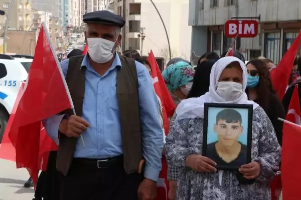 ŞIRNAKLI AİLELERİN HDP ÖNÜNDEKİ EYLEMİNDE 30'UNCU HAFTA ŞIRNAKLI AİLELERİN HDP ÖNÜNDEKİ EYLEMİNDE 30'UNCU HAFTA