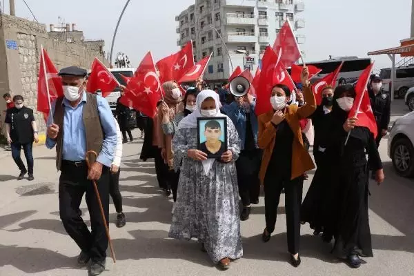 ŞIRNAKLI AİLELERİN HDP ÖNÜNDEKİ EYLEMİNDE 30'UNCU HAFTA ŞIRNAKLI AİLELERİN HDP ÖNÜNDEKİ EYLEMİNDE 30'UNCU HAFTA