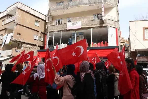 ŞIRNAKLI AİLELERİN HDP ÖNÜNDEKİ EYLEMİNDE 30'UNCU HAFTA ŞIRNAKLI AİLELERİN HDP ÖNÜNDEKİ EYLEMİNDE 30'UNCU HAFTA