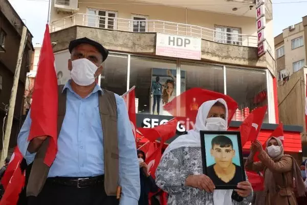 ŞIRNAKLI AİLELERİN HDP ÖNÜNDEKİ EYLEMİNDE 30'UNCU HAFTA ŞIRNAKLI AİLELERİN HDP ÖNÜNDEKİ EYLEMİNDE 30'UNCU HAFTA