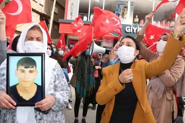 ŞIRNAKLI AİLELERİN HDP ÖNÜNDEKİ EYLEMİNDE 30'UNCU HAFTA ŞIRNAKLI AİLELERİN HDP ÖNÜNDEKİ EYLEMİNDE 30'UNCU HAFTA