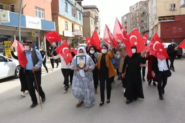 ŞIRNAKLI AİLELERİN HDP ÖNÜNDEKİ EYLEMİNDE 30'UNCU HAFTA ŞIRNAKLI AİLELERİN HDP ÖNÜNDEKİ EYLEMİNDE 30'UNCU HAFTA