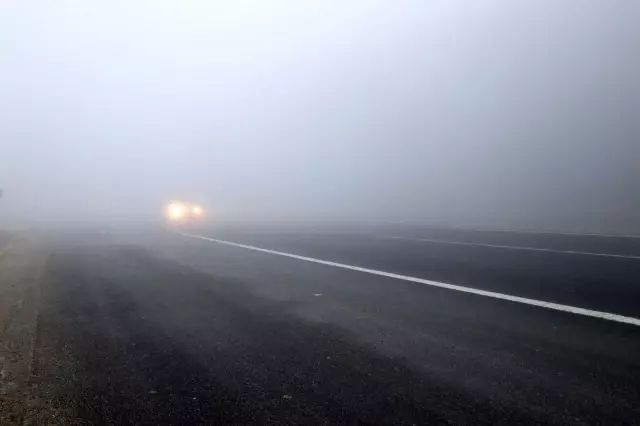 Sisle kaplanan Bolu Dağı'nda görüş mesafesi 10 metreye düştü Sisle kaplanan Bolu Dağı'nda görüş mesafesi 10 metreye düştü