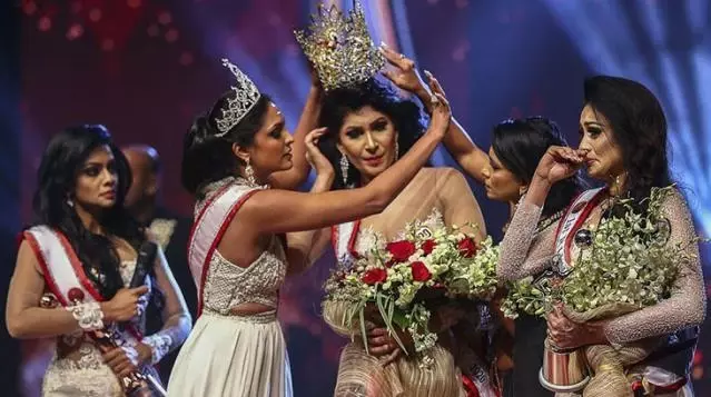 Yeni Sri Lanka güzelinin tacını zorla alan '2019 güzeli' gözaltına alındı Yeni Sri Lanka güzelinin tacını zorla alan '2019 güzeli' gözaltına alındı