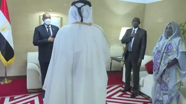 Katar Emiri Al Sani ile Sudan Egemenlik Konseyi Başkanı Burhan ikili ilişkileri görüştü Katar Emiri Al Sani ile Sudan Egemenlik Konseyi Başkanı Burhan ikili ilişkileri görüştü