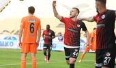 Süper Toto Süper Lig'in 33. haftasında Başakşehir, deplasmanda Gaziantep FK'ye 2-0 mağlup oldu
