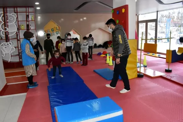 Suriyeli öğrenciler Kulüp Başakta gönüllerince eğlendi Suriyeli öğrenciler Kulüp Başakta gönüllerince eğlendi