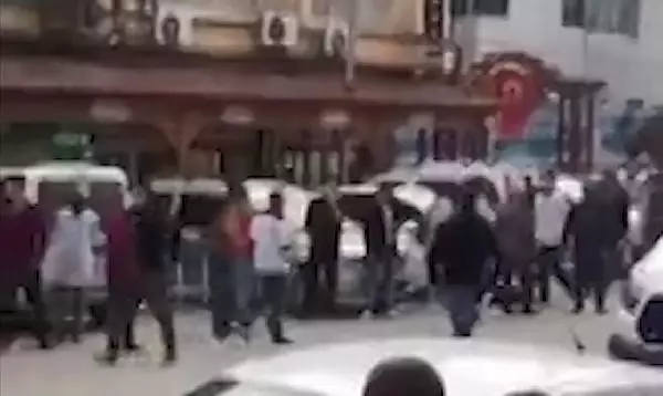 Son dakika haberi | ŞANLIURFA SURUÇ'TA AİLELER KAVGA ETTİ 8 YARALI Son dakika haberi | ŞANLIURFA SURUÇ'TA AİLELER KAVGA ETTİ 8 YARALI