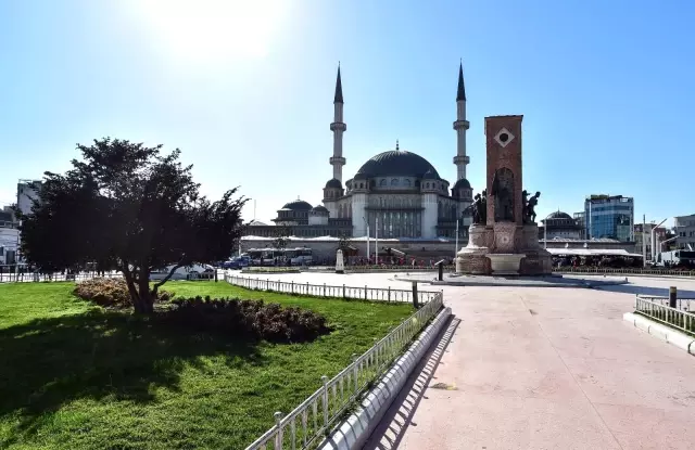Taksim Camii Ramazan'a hazırlanıyor Taksim Camii Ramazan'a hazırlanıyor