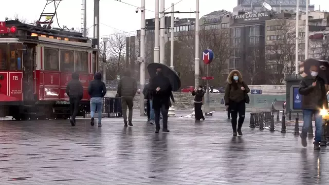 Taksim'de rüzgar ve yağmur vatandaşlara zor anlar yaşattı Taksim'de rüzgar ve yağmur vatandaşlara zor anlar yaşattı