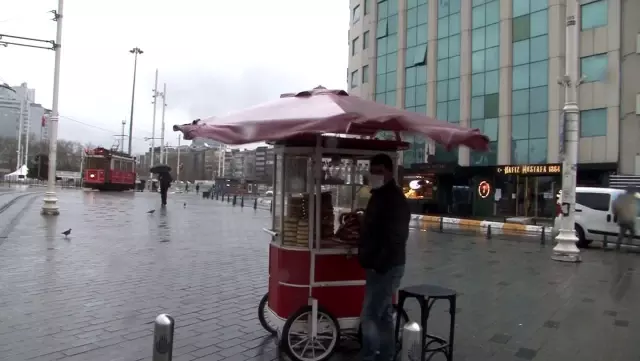 Taksim'de rüzgar ve yağmur vatandaşlara zor anlar yaşattı Taksim'de rüzgar ve yağmur vatandaşlara zor anlar yaşattı