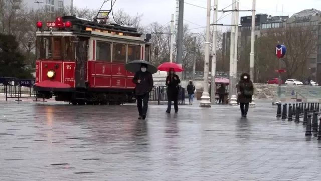 Taksim'de rüzgar ve yağmur vatandaşlara zor anlar yaşattı Taksim'de rüzgar ve yağmur vatandaşlara zor anlar yaşattı