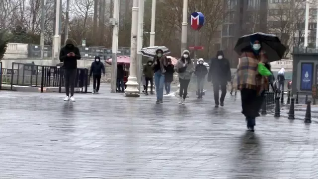 Taksim'de rüzgar ve yağmur vatandaşlara zor anlar yaşattı Taksim'de rüzgar ve yağmur vatandaşlara zor anlar yaşattı